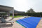 SafeDeluxe Bâche de Piscine, Couverture de poteaux, Couverture de sécurité en bâche de Camion sans poteaux (4,5m x 8,5m, Bleu RAL5002)