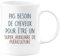 quotedazur - Mug Pas Besoin De Beaucoup de Cheveux Pour Être Un Super Auxiliaire De Puériculture - Blanc/Céramique