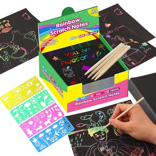 JurciCat 200 Fogli Neri Da Grattare Bambini Arcobaleno Con 4 Penne Legno e 4 Stampini Colorare Per Scratch Art Bambini Set Disegni Da Grattare Per Disegno Creazione Giochi Divertenti (8,5 * 8,5 Cm)