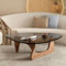 Table basse triangulaire moderne en verre avec pieds en noyer massif 82 x 57 x 40 cm