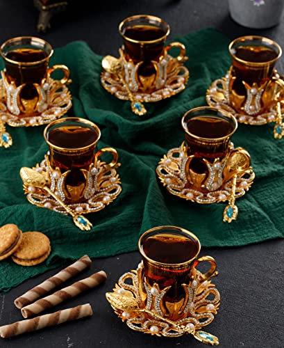 DEMMEX Lot de 6 verres à thé, soucoupes et cuillères faits à la main de style turc avec cristaux et perles, doré, 85 g