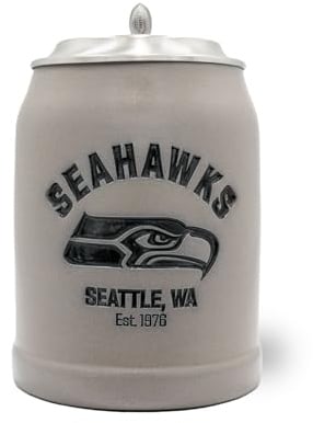 Bavariashop NFL Fankrug Seattle Seahawks, mit Zinndeckel, 0,5 L | Salzglasiertes Steinzeug mit Team-Logo, Daumendrücker in Football-Form, offizielles Lizenzprodukt, Fan-Geschenk