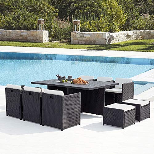 CONCEPT USINE - Salon De Jardin Sunset 10 Personnes en Résine Tressée Et Aluminium Noir - 1 Table en Aluminium - 6 Fauteuils - 4 Poufs - Coussins Blanc - Encastrable, Résistant, Imperméable