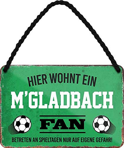 WOGEKA ART Retro Blechschild - Hier wohnt ein M Gladbach Fan Fußball - witziger Spruch Geschenk-Idee Geburtstag Weihnachten Dekoration 18x12 cm Vintage-Design Hänge-Schild HS42