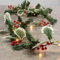 GloBrite Ghirlanda natalizia con bacche e foglie, 2 m, con 20 luci a LED, a batteria, per decorazioni per interni, ghirlande natalizie per scale, porte e camino, versatile ghirlanda natalizia per