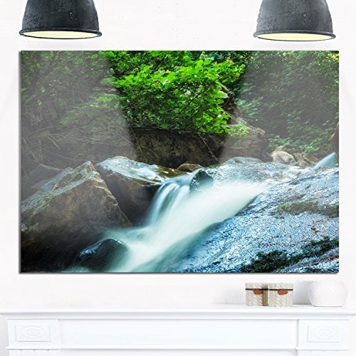 Designart Metall-Wandkunst, Wasserrutsche über das Mooslandschaft, 71 x 30 cm, 71 x 30 cm