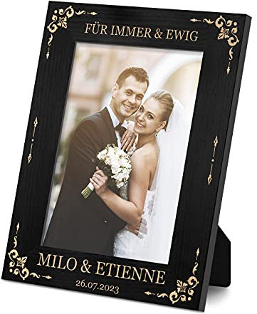 Maverton Fotorahmen mit Aufdruck - aus Naturholz - personalisiert - mit Fuß und Anhänger - individueller Aufdruck - Geschenk für Paare - Hochzeitsgeschenk -27,5 x 21,5 cm - Ewigkeit