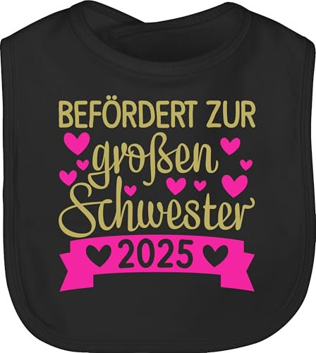 Shirtracer Baby Lätzchen - Große - Befördert zur großen Schwester 2025 mit Herzen - fuchsia/gold - Unisize - Schwarz - schwestern big sister sis geschenkideen+für+geschwister grosse