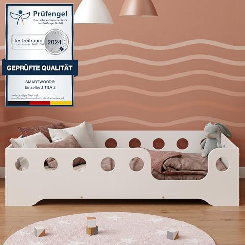 smartwood Kinder Bodenbett 100x180 cm – Kinderbett in Weiß lackiert aus umweltfreundlichem Holz mit Rausfallschutz – Montessori Bett mit wählbarem Einstieg – Max. Belastung 230 kg – TILA 4P