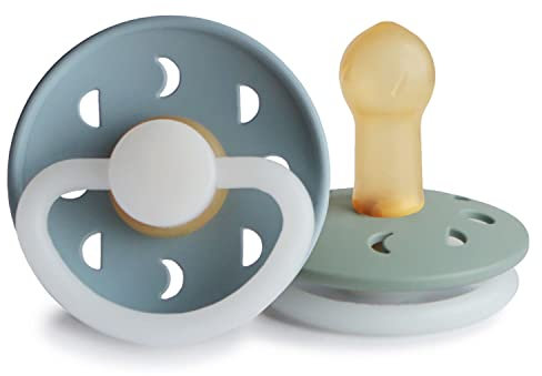 FRIGG Mondphase Latex Nacht Leucht-Schnuller | Schnuller 2 Packung | Symmetrischer Sauger in Kirschform | BPA-frei | Hergestellt in Dänemark | (Stone Blue Night/Sage Night, Größe 2 (6-18 Monate))