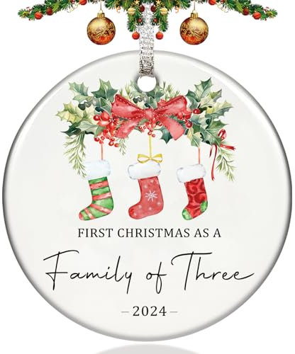 Weihnachtsschmuck Our First Christmas As A Family of Three Ornament 2025 Baby 1. Weihnachtsschmuck, einzigartige Keramik-Geschenke für Paare, Mutter, Vater, Neugeborene, Mädchen, Jungen