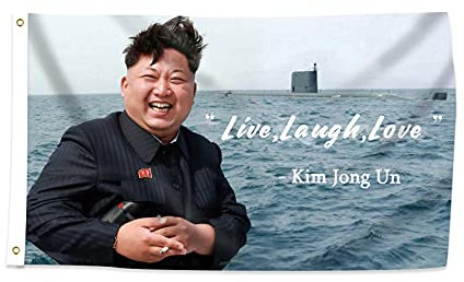 Kim Jong Un Flagge Live Laugh Love, 90 x 150 cm Banner-College Wohnheim lustiges Poster UV-Beständigkeit verblassen & langlebige Männerhöhle Wandflagge - Doppelnaht am Rand mit 2 Messingösen