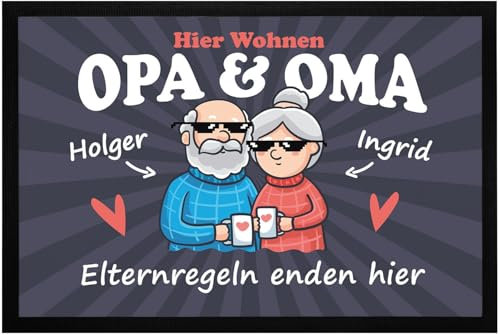 MoonWorks® Fußmatte Geschenk Hier wohnen Oma und Opa Großeltern lustige Geschenkidee Weihnachten personalisiert rutschfest & waschbar schwarz 60x40cm