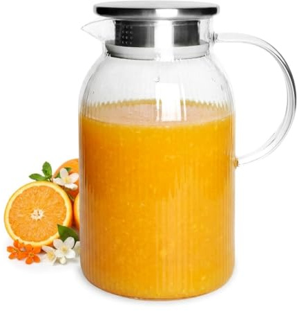 Sendez Glaskaraffe 1,1L mit Edelstahldeckel geriffelt | Wasserkrug aus Borosilikatglas mit Rillen & Henkel | Hitzebeständige Wasserkaraffe Glaskrug für Tee, Eistee, Saft, Limonade | Spülmaschinengeeig