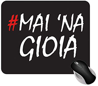 Fashion Graphic Tappetino Mouse “Mai 'na Gioia” 18x22 cm Antiscivolo | Mouse Pad Ironico per Ufficio e Scrivania PC, Accessori Scrivania per Tastiera, Gaming, Gadget (Nero stampa Bianca)
