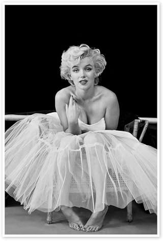Posterlounge Marilyn Monroe im Tutu Poster von Celebrity Collection 90 x 130 cm Schwarz-Weiß Wandbilder Wanddeko