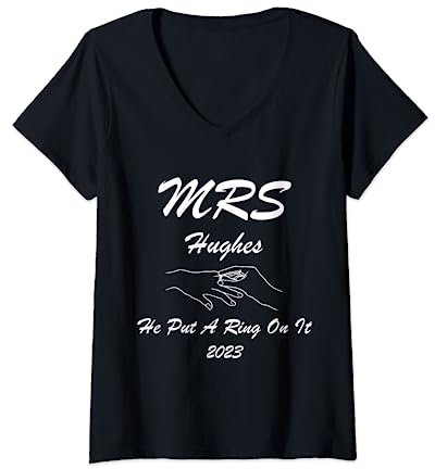 Mrs. HUGHES 2023, er hat einen Ring darauf gelegt, Verlobung, Hochzeit T-Shirt mit V-Ausschnitt