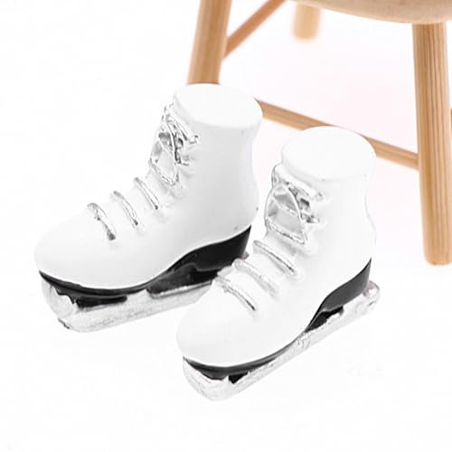 Qikam Weiße Miniatur-Rollschuhe, Weiße Miniatur-Schlittschuhe aus dem Puppenhaus,Weiße Schlittschuhe, realistische Puppen-Skateschuhe - Rollschuhe, Wintersportschuhe, Miniatur-Zubehör im Maßstab 1:12