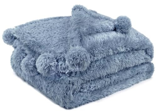 PAVILIA Kuschelige Pom Überwurfdecke | Sherpa flauschig Plüsch Fleece weiche Überwurf Couch Sofa Bett Shaggy Kunstfell Warm Boho Quaste Balldecke Dusty Slate Hellblau Grau Decke Pompon 60x80 Twin