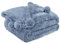 PAVILIA Kuschelige Pom Überwurfdecke | Sherpa flauschig Plüsch Fleece weiche Überwurf Couch Sofa Bett Shaggy Kunstfell Warm Boho Quaste Balldecke Dusty Slate Hellblau Grau Decke Pompon 60x80 Twin