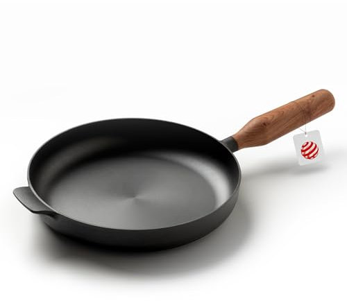 JAXX ROADHOUSE DIE BRATPFANNE - ausgezeichnete Premium Pfanne Gusseisen, Gusseisenpfanne Induktion, 26cm, Handgefertigter Holzgriff, ALLE Herdarten, Voreingebrannt (Walnussholz)