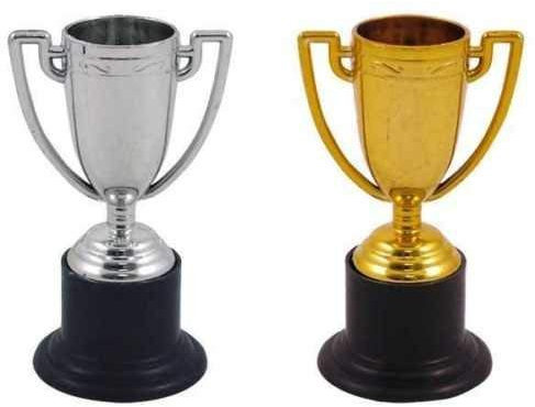 Henbrandt Packung mit 24 Gold & Silber Mini 10cm Trophäen Sport-Tag Neuheit Preise