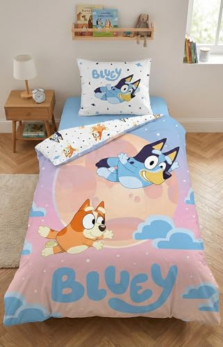 Bluey Bingo Sterne Kinderbettwäsche 140x200 + Kissenbezug 65x65 Baumwolle | Wendebettwäsche Einzelbett | Naturbaumwolle atmungsaktiv Oeko-Tex | Nachtflug im Mondschein | Offizielle Lizenz | Geschenk