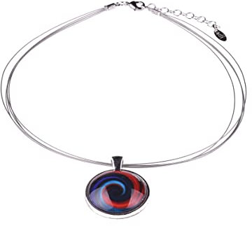 Adi-Modeschmuck Halsreif 'Isa', ein leichter Anhänger aus versilbertem Messing mit farbigen Ornamenten unter einem Glas Cabochon, handgefertigt in Berlin (Rot und Blau Spirale)