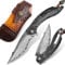 Herren-Klappmesser, handgefertigtes Damaststahl-Taschenmesser, 3,9 Zoll Klinge mit Clip und Lederscheide, Liner Lock, Kohlefaser-Griff, geeignet für EDC Camping Expeditionen, Wandern tragen, Geschenk