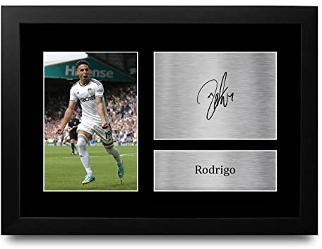 HWC Trading FR A4 Rodrigo Geschenke Gedrucktes Signiertes Autogramm Foto für Fußball Anhänger and Fans - A4 Gerahmt