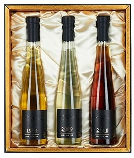 JAPANESE OLD VINTAGE INISHIE GOLD Coffret 3 x 37,5cl - Saké - IWANOI 1984 14% vol - MABOROSHI NO TAKI 18,6% vol - TATSURIKI 17% vol - Origine : Japon - Coffret de 3 bouteilles de 375ml
