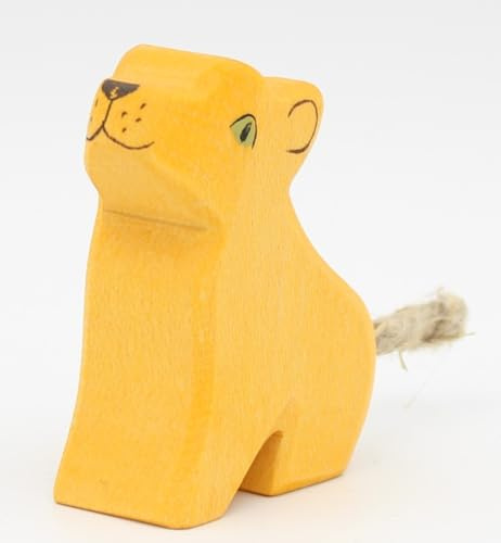 Holzspielwaren Ackermann Löwenkind aus Holz (sitzend) – Zoo Holzspielzeug, aus Schwäbischer Handarbeit (100% ökologisch)