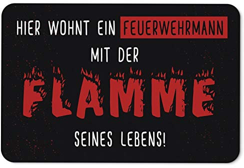 Tassenbrennerei Fußmatte mit Spruch Hier wohnt EIN Feuerwehrmann mit der Flamme seines Lebens - waschbar für innen & außen - Deutsche Qualität - Feuerwehr Geschenk