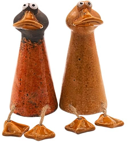 2er Set Kantenhocker Ente, Deko-Enten, Entenfiguren, Gartenfigur Ente, Teichfigur Ente als Kantensitzer aus Keramik in einem Braunton als 2er Set, Größe Einer Gartenfigur: L/B/H 10 x 9 x 17 cm.