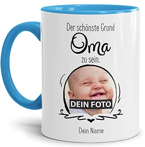 Tasse mit Spruch - Der schönste Grund Oma zu sein - Personalisierbare Keramiktasse mit Namen und Foto - Geschenk Oma - Innen & Henkel Hellblau, 300 ml