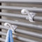 Inbagno Appendini per termoarredo set 2 pezzi, coppia ganci per scaldasalviette, portasciugamani per radiatore, colore bianco, installazione a scatto
