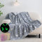 QSTEHEML Glow in The Dark Überwurfdecke für Kinder, leuchtende Decke mit Galaxie-Mond-Stern-Muster, 127 x 152,4 cm, grau, superweiche, gemütliche Flanell-Fleecedecke für Bett, Sofa, Couch