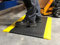 SOFT STEP Ergo | Anti-Ermüdungsmatte | PROFI Komfort Arbeitsplatzmatte Rautenmuster | 100% Vinylschaum | 13mm hoch (60cm x 90cm, schwarz/gelb)