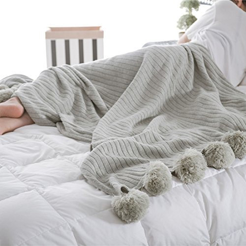 Gestrickte Überwurfdecke, 100 % Baumwolle, weiche Pompons, Fransen, hypoallergen, gestreift, Zopfmuster, Überwurf für Sofa/Bett/Couch (90 x 90 cm), baumwolle, grau, 90 x 90 cm