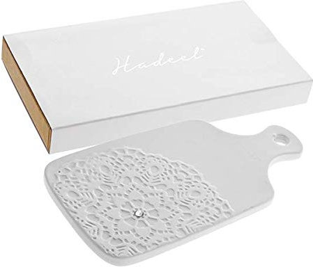 Confettando BOMBONIERA Set 3 Pezzi Tagliere Bianco Decoro Pizzo Porcellana con Strass 10,5X20,5 CM con Astuccio