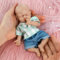 Vollence Bambola Realistica Mini con Occhi Chiusi in Silicone da 18 cm | Corpo Morbido, Piccola e Adorabile | Il Miglior Regalo per Bambini e Ragazze | Perfetta per Le Feste e Compleanni - Ragazzo