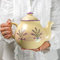 City to Cottage | Théière | beige à motif lavande en céramique avec couvercle et anse faite et peinte à la main | Grande 1,7L 4-6 tasses