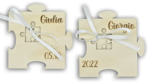 Idea's Cottage. Portafedi per Matrimonio Personalizzato a forma di Puzzle. Rendi unico il tuo matrimonio con un portafedi inciso con i vostri nomi.