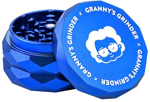 Granny's® Premium Aluminium Kräutermühle | messerscharfes Mahlwerk | ∅ 6,3 cm | 4-teilig mit Sieb zum Herausnehmen | inkl. Pollenschieber | Kräutermühle in Blau u. weiteren edlen Designs