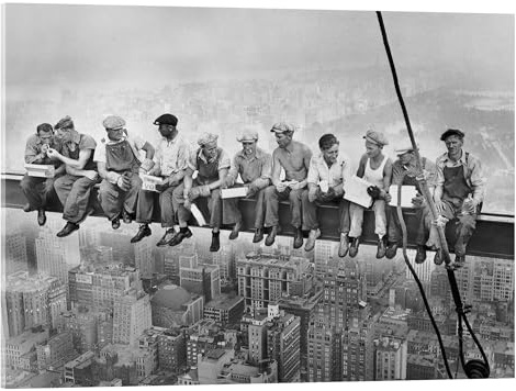Posterlounge Mittagspause auf einem Wolkenkratzer Acrylglasbild 70 x 50 cm | New York, Arbeiter & Hochhaus 1932 | Vintage, Schwarzweiß, Manhattan, Stahlträger, Rockefeller Center & Industrial