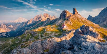 Acryl-Bild 120 x 60 cm: wunderschöne Sommerlandschaft. Herrlicher Sonnenaufgang im Nationalpark Tre Cime Di Lavaredo. Panoramablick auf das Rifugio (189678729)
