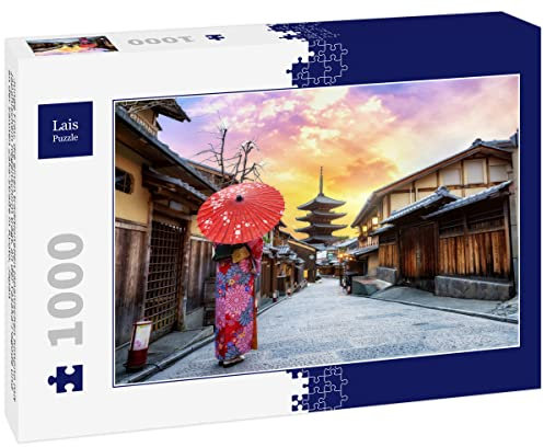 Lais Puzzle Junge Frau, die einen traditionellen japanischen Kimono mit japanischem Regenschirm trägt, an der Yasaka-Pagode und an der Sannen Zaka-Straße in Kyoto, Japan 1000 Teile