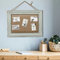 Sintosin Joli Tableau Liege Mural avec Cadre en Bois Bleu 40 x 30 cm, Panneau Liege Mural Rustique pour Bureau, Tableau d'affichage, Petit Vision Board, Décoration en lin