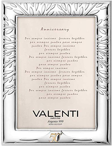 Cornice portafoto di Valenti. Cornice portafoto in Argento Laminato e Retro in Legno con Albero della Vita Ideale per Nozze d'oro. Le Dimensioni Sono 18x24 cm. La referenza è 51075 5l