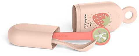 Suavinex, On the Go, Set Couverts Bébé avec Cuillère + Porte-Cuillère + Porte-Bavoir. Pour manger à l'extérieur. Lavable au lave-vaisselle. Pour Bébés +4 Mois, Fraise, Corail